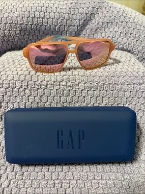 New  never worn Gap blush sunglasses with pink mirror lenses new never worn